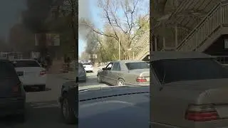 В красном поле горит тачка