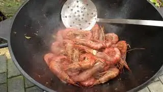 Shrimps in a cauldron. Garnelen