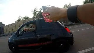 regalo dei preservativi ad una FIAT 500 ABART in autostrada  - Ultimo episodio 4/4