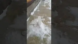 из-под отмостки дома растет ледяной сталактит. уже есть продолжение на канале, смотри.