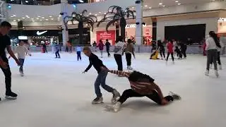 Села на шпагат на льду