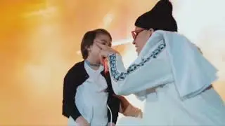 Bad Bunny sube al escenario a una niña a cantar Amorfoda