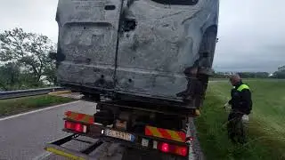 Intrappolato nel furgone che brucia, ragazzo gravissimo