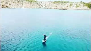 Efoilfly NeptunX скользит над поверхностью моря