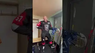 Хоккеисты по памяти рисуют логотип своей команды #хоккей #sports #shl #hockey #любительскийхоккей