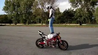 Девушка vs спортбайк! Нереально вытворяет