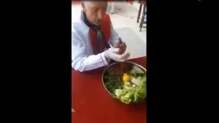 KENDİNİ YILANA ISIRTAN ÇİĞ KÖFTECİ OSMAN