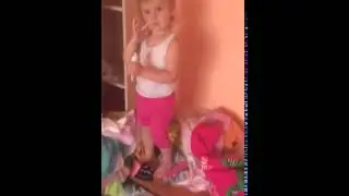 Доча искала детский крем в шкафу и нашла.