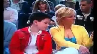 Młody zagląda w dekolt!