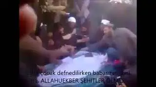 Şehit Çocuk Defnedilirken Babasının Elini Tuttu +18