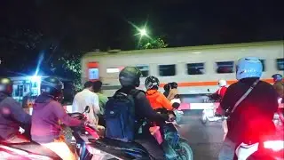 banyak yang tidak sabar menunggu KERETA API lewat
