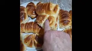 Ватрушки и плюшки с варенным сгущенным молоком.