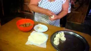 Как лепят хинкали в Грузии.