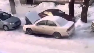Он прогревает двигатель