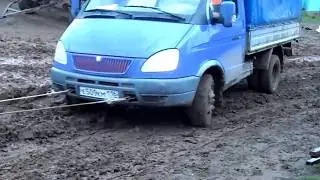 Т-25 тянет машину в грязи