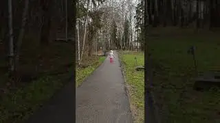 Гуляю с дочерью ранней весной в парке.