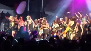 Steel Panther - Community Property (bunch of girls on stage - 2018)