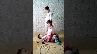 Апасы мен иниси тобелесип жатыр