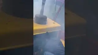 Старт трактора Т-150 в средине болото