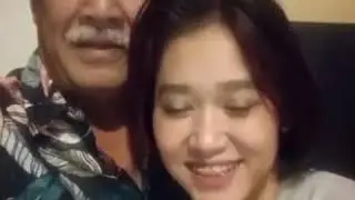 mbah kung mesra cium ciuman