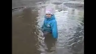 ребенок купаеться в луже