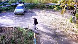 Малолетний вандал на самокате 07.10.2021