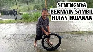 SENENGNYA MAIN HUJAN-HUJANAN #dailyvlog #anak #fyp