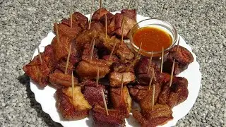 pikantní jednohubky z vepřového bůčku (pork belly burnt ends po česku)