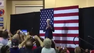 Bill Clinton has trouble with microphone during speech (funny)