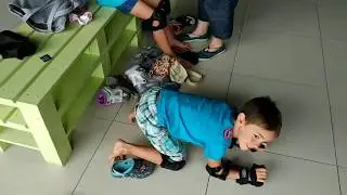 Дети учатся кататься на роликах