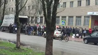Славянск 14 апреля 2022 год - очередь за гуманитаркой (за луком и морковкой)