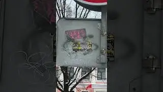 Стикер на дорожном знаке. Санкт-Петербург.