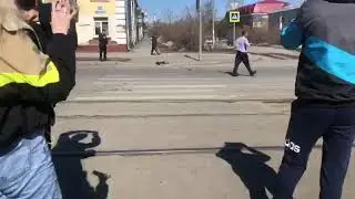 ПСИХ С ЛОПАТОЙ НАПАДАЕТ НА АВТОБУСЫ.