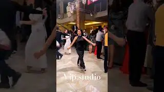 Брюнетка в черном взорвала танец 👏🔥