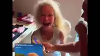 Shakira invita a Esenya , Niña Rusa  a bailar con ella en la clausura del mundial.