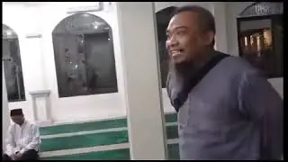 VIDEO PRIA MARAHI PEMUDA BERMAIN REBANA DI MASJID