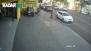 Imagens flagram fuga de criminosos após colisão no centro de Toledo