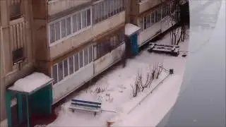 Кот штурмует балкон
