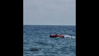 Гоняет по морю на Феррари! 
