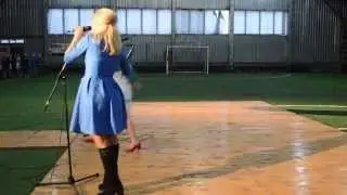 Сексуальна ведуча з красивим голосом