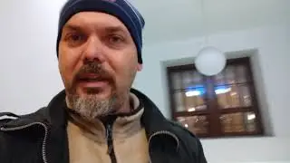 Катаюсь на эскалаторе. Ночной жд вокзал Праги)