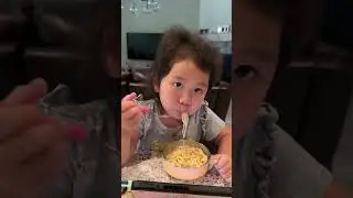 [Yummy]_Baby Chloe recently loves eating oil noodles with sesame sauce; it's super delicious. 😋