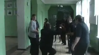 Мужчина с пузиком зажег своим танцем  всю толпу)))