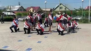 Би
