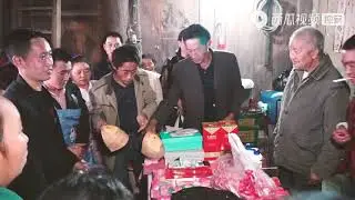 乡村刚子：四川大山姑娘出嫁了，新郎家把彩礼摆满桌，老大爷主持这姻缘