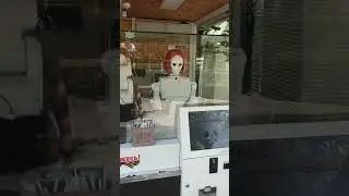 Робот продает мороженное.
