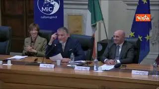 Minister Giuli sings Vasco Rossi, announcing Alba as the Capital of Art.