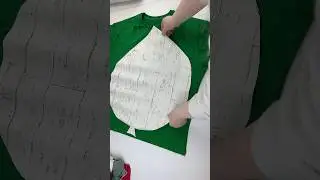 Making a leaf rug from an old T-shirt is quick and easy! #diy #shorts