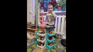 Святон играет в магазин