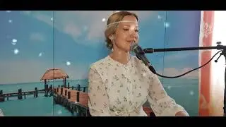 Юлия Славянская. Нас тянет к тем кто душу обнимает. хорошая песня.